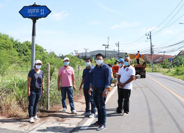 ทน.สฎ.ลงพื้นที่ร่วมพัฒนาริมถนนให้สะอาดในซอยบุญช่วย รูปภาพ 1