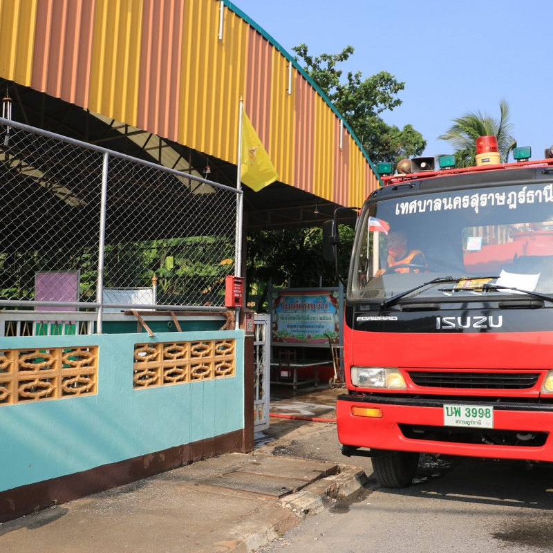 ฉีดพ่นฆ่าเชื้อในพื้นที่โรงเรียนอุ่นรัก ๒ ภาษา และโรงเรียนอนุ ... รูปภาพ 1