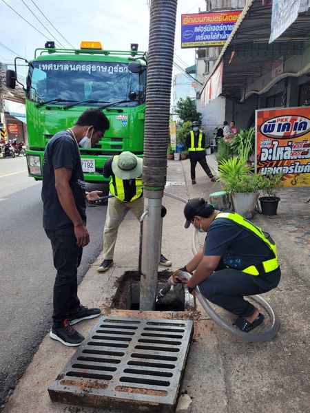 ลงพื้นที่ดูดล้างท่อระบายน้ำ บริเวณถนนการุณราษฎร์ตั้งแต่แยกน้ ... รูปภาพ 1