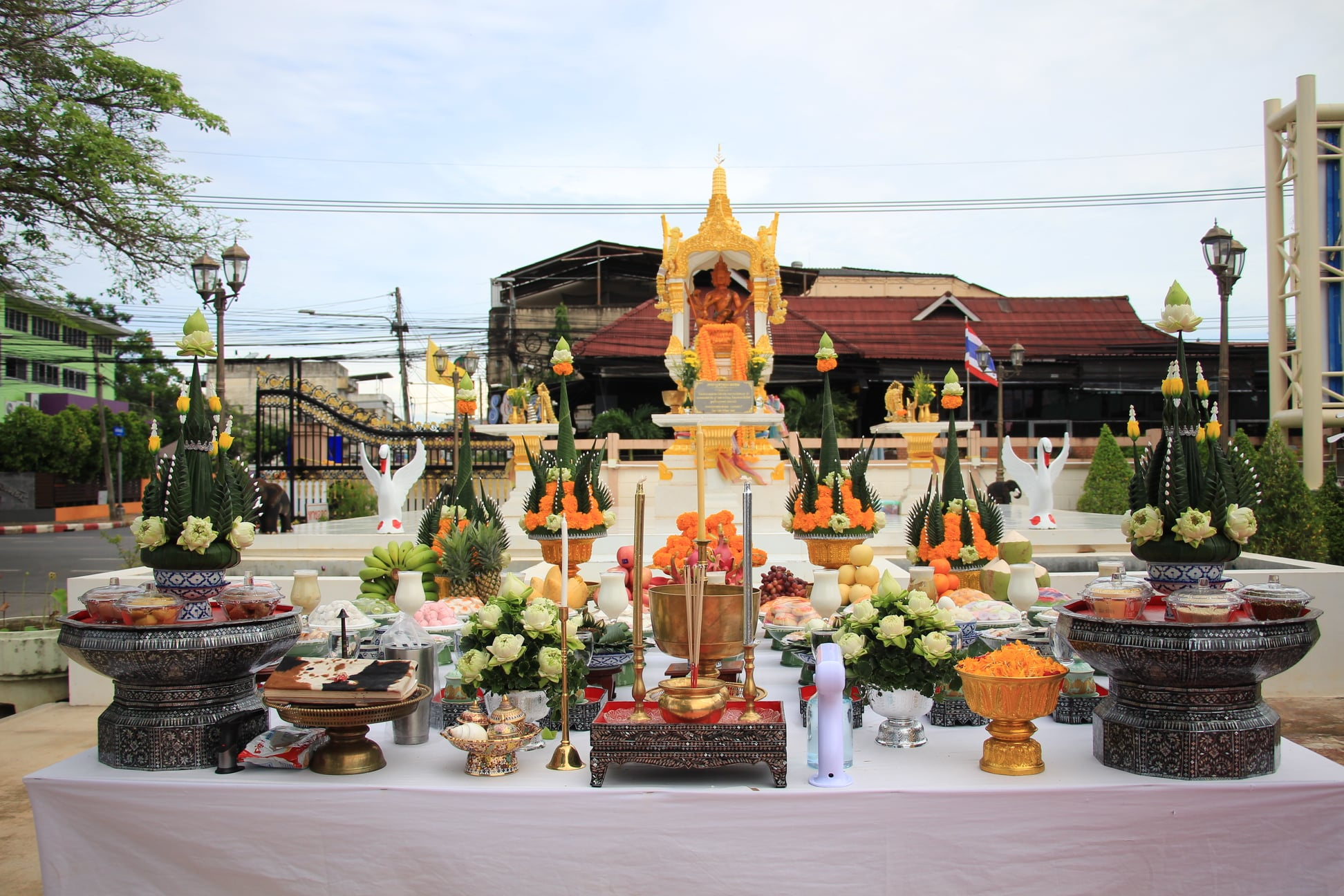 สักการะพระพรหม เทศบาลนครสุราษฎร์ธานี รูปภาพ 1