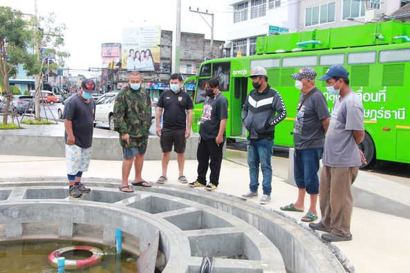 ทน.สฎ. ร่วมล้างทำความสะอาดบริเวณปรับปรุงภูมิทัศน์ท่าเรือเกาะ รูปภาพ 1