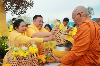 ทำบุญตักบาตรพระสงฆ์ในโครงการบรรพชาอุปสมบทเฉลิมพระเกียรติ Image 1