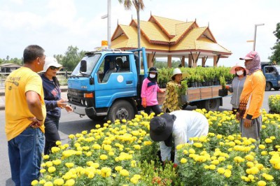 เร่งเตรียมจัดสถานที่จัดกิจกรรมพิธีทำบุญตักบาตรข้าวสาร Image 1