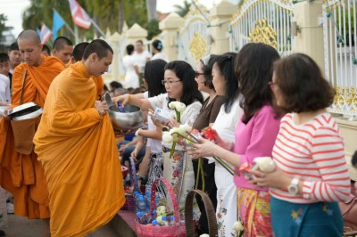 ขอเชิญชวนพุทธศาสนิกชน ร่วมกิจกรรมพิธีทำบุญตักบาตรข้าวสาร-อาห ... Image 1