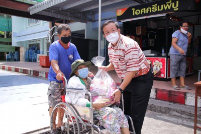 ลงพื้นที่มอบถุงยังชีพให้แก่พี่น้องประชาชน โรงเรียนเทศบาล 5 Image 1