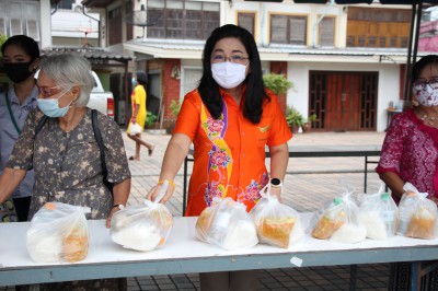 ลงพื้นที่ร่วมมอบอาหารแก่พี่น้องประชาชน ณ วัดธรรมบูชา Image 1