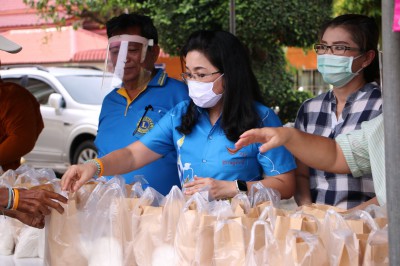 ลงพื้นที่ร่วมมอบอาหารแก่พี่น้องประชาชน ณ วัดธรรมบูชา Image 1