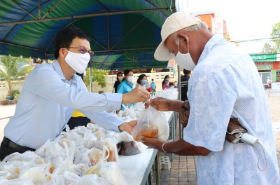 ลงพื้นที่ร่วมมอบอาหารแก่พี่น้องประชาชน ณ วัดธรรมบูชา Image 1