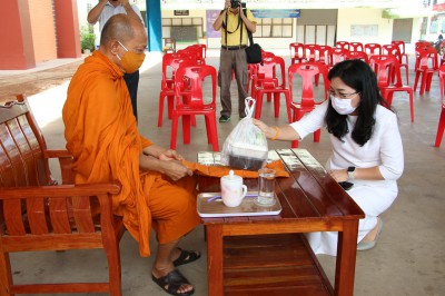 พระธรรมวิมลโมลี เจ้าคณะภาค 16 มอบถุงยังชีพให้กับนักเรียน Image 1