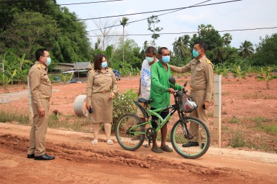 สำรวจการดำเนินงานการก่อสร้างท่อระบายน้ำและผิวจราจรของถนนท่าท ... รูปภาพ 1