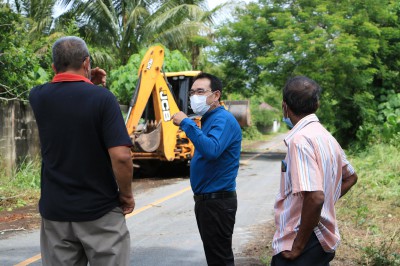 ลงพื้นที่ดำเนินการตัดต้นไม้ และตัดหญ้า รูปภาพ 1