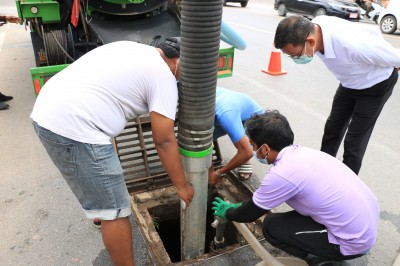 ติดตามการดูดล้างท่อแก้ปัญหาน้ำท่วมขัง หน้าโรงเรียนเทพมิตรศึก ... รูปภาพ 1